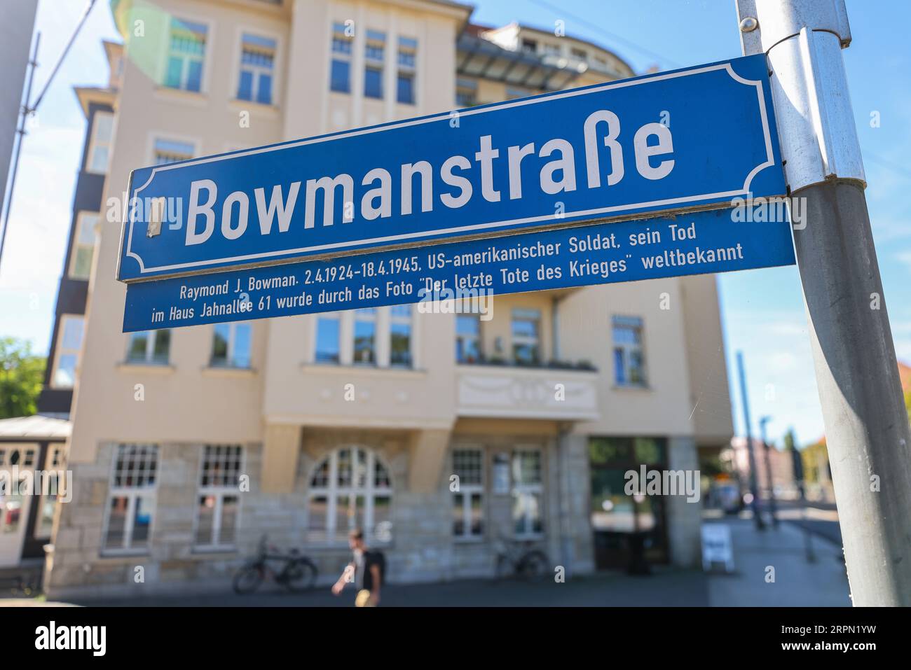 05 September 2023, Saxony, Leipzig: A street sign identifies Bowmanstrasse at the 'Capa House'. The exhibition, event and meeting place in the house will be permanently open again from September. The world-famous photograph 'The Last Dead Man of the War,' by American war photographer Robert Capa, was taken in the building. It shows U.S. soldier Raymond J. Bowman being shot on a balcony of the house on April 18, 1945, when the Americans liberated Leipzig. A stretch of street by the Capa House has borne his name for years. Photo: Jan Woitas/dpa Stock Photo