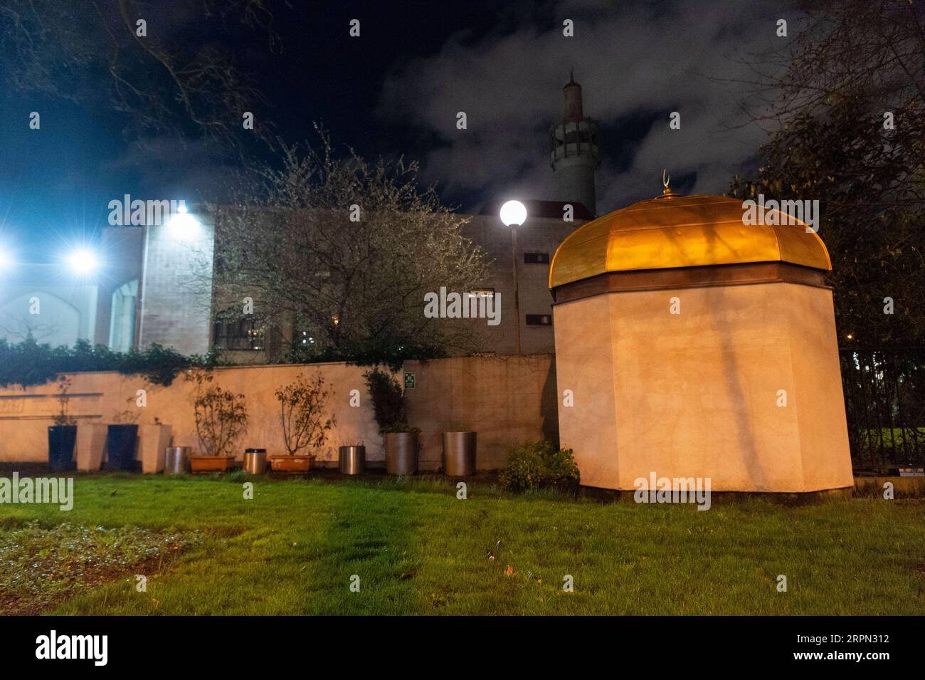 200220 -- LONDON, Feb. 20, 2020 Xinhua -- Photo taken on Feb. 20, 2020 shows the exterior of the London Central Mosque in London, Britain. A man has been arrested at the scene on suspicion of attempted murder after reports of a stabbing in a mosque in London, the Metropolitan Police confirmed Thursday. Photo by Ray Tang/Xinhua BRITAIN-LONDON-MOSQUE-STABBING PUBLICATIONxNOTxINxCHN Stock Photo