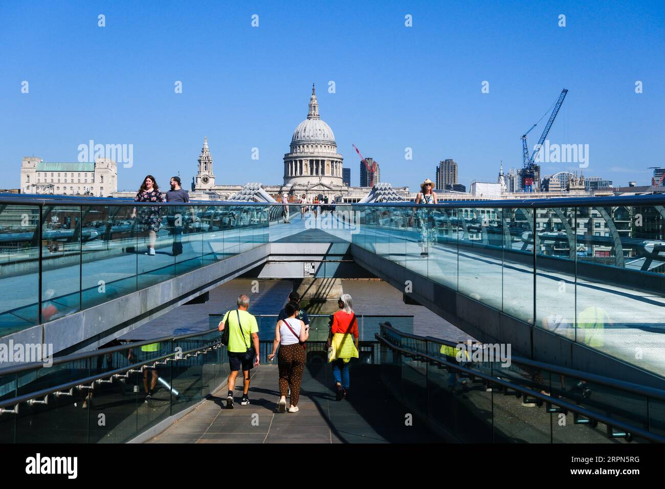 London, UK. 5th Sept 2023. UK Weather: Hot September weather in London. Millenium Bridge. Credit: Matthew Chattle/Alamy Live News Stock Photo