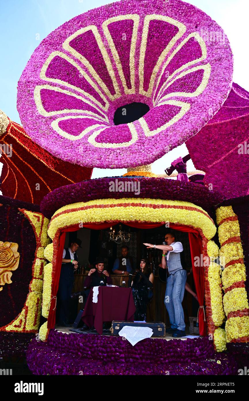 Band acting roaring twenties and an old fashioned phonogram; one of the