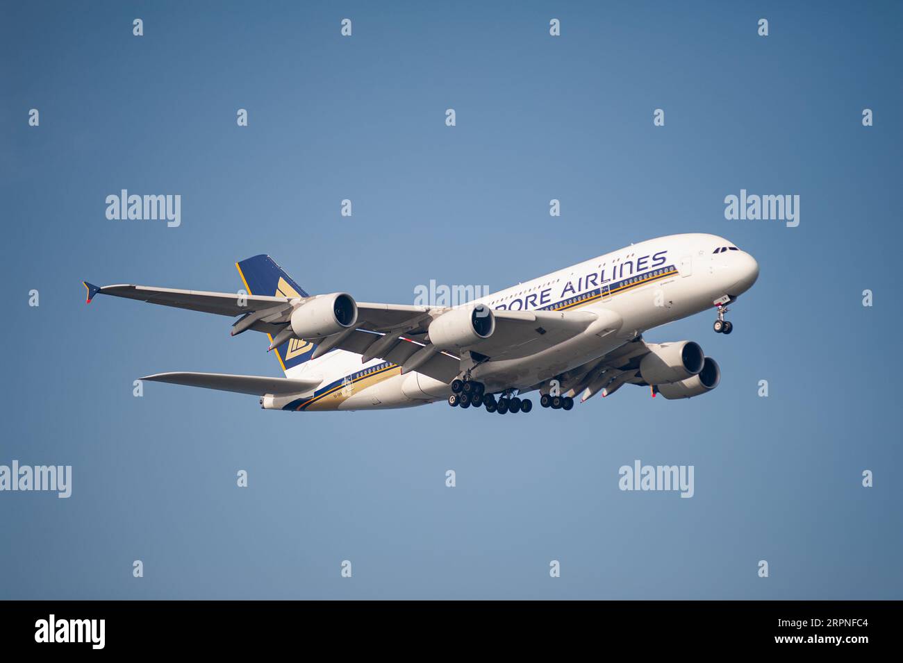 Singapore airlines a380 800 hi-res stock photography and images