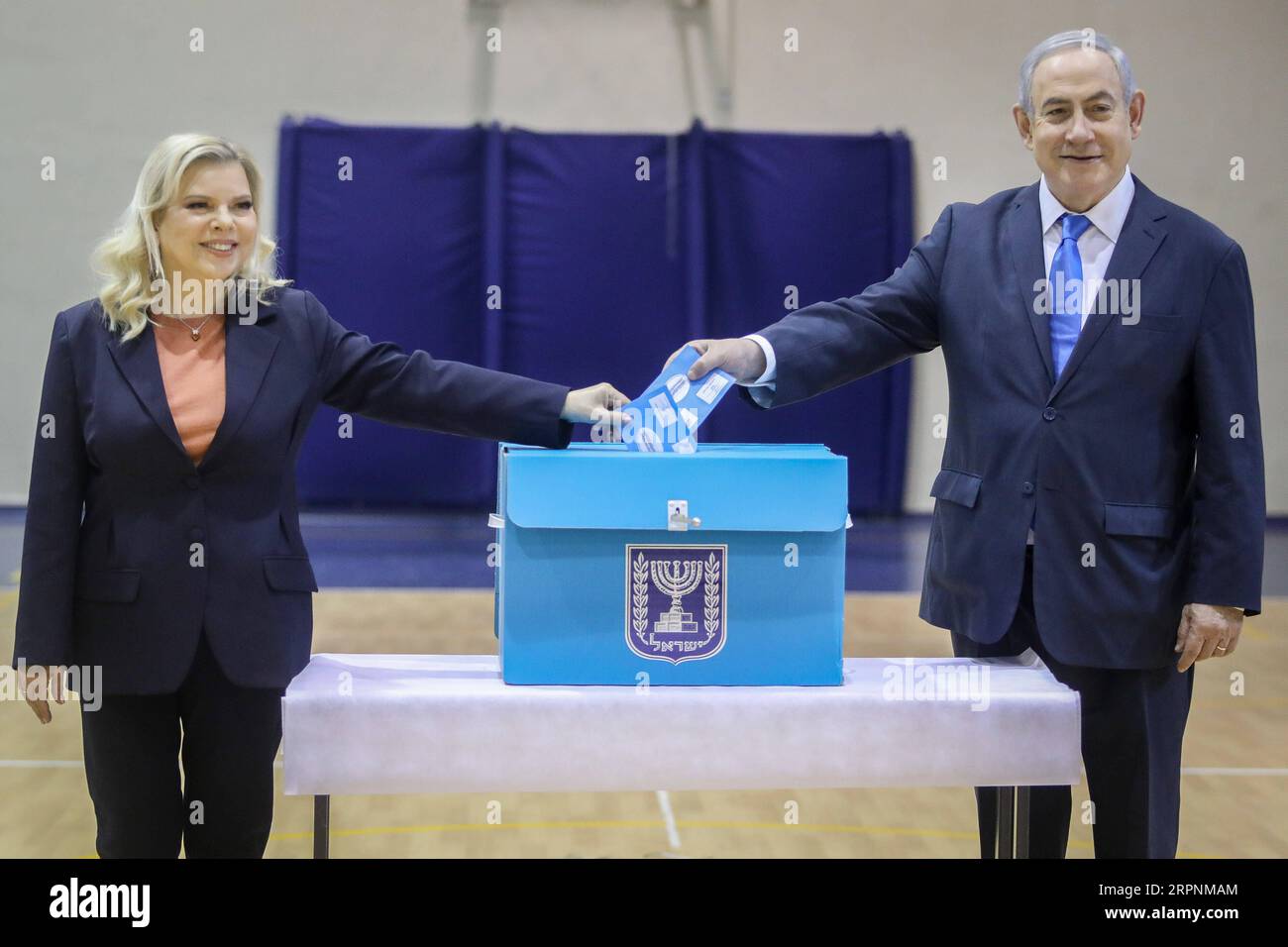 News Bilder des Tages 200302 -- JERUSALEM, March 2, 2020 -- Israeli Prime Minister Benjamin Netanyahu and his wife Sara vote at a polling station in Jerusalem, on March 2, 2020. Israelis on Monday began casting ballots in parliamentary elections for the third time in less than a year. Marc Israel Sellem/JINI via Xinhua MIDEAST-JERUSALEM-NETANYAHU-PARLIAMENTARY ELECTIONS ShangxHao PUBLICATIONxNOTxINxCHN Stock Photo
