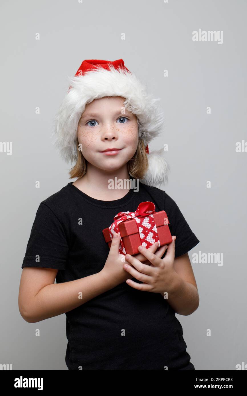Pretty child girl 7 years old with Christmas gift box. Xmas kid portrait Stock Photo Alamy