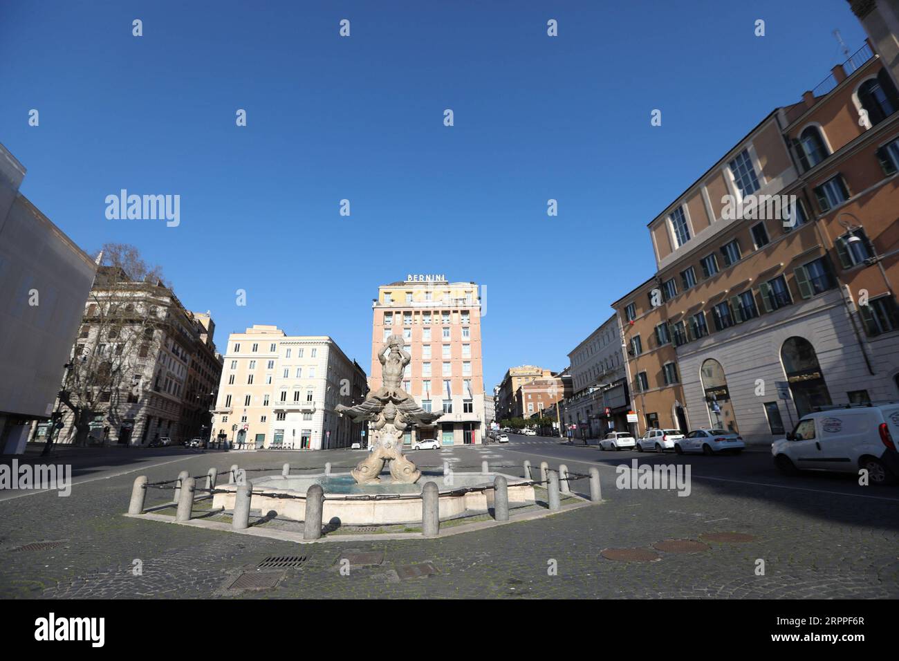 200317 -- ROME, March 17, 2020 -- Taxi drivers wait at a taxi stop on Piazza Barberini in Rome, Italy, March 16, 2020. Italy s accumulated number of confirmed cases rose to 27,980 on Monday from the tally of 24,747 on the previous day.  ITALY-ROME-COVID-19-LOCKDOWN ChengxTingting PUBLICATIONxNOTxINxCHN Stock Photo