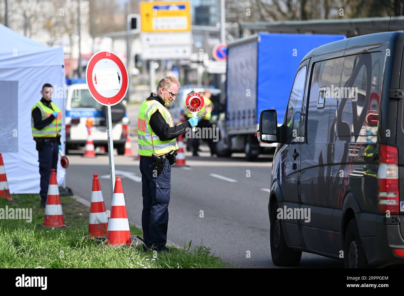 200317 -- KEHL GERMANY, March 17, 2020 Xinhua -- Police officers work at the border between Germany and France in Kehl, Germany, March 17, 2020. According to the German federal disease control agency Robert Koch Institute, COVID-19 cases in Germany have increased by 1,174 from Sunday to 6,012 on Monday, with 13 deaths. Germany has largely closed its borders with France, Austria, Switzerland, Denmark and Luxembourg from Monday to contain the spread of the coronavirus. Photo by Ulrich Hufnagel/Xinhua GERMANY-KEHL-COVID-19-BORDER CONTROL PUBLICATIONxNOTxINxCHN Stock Photo