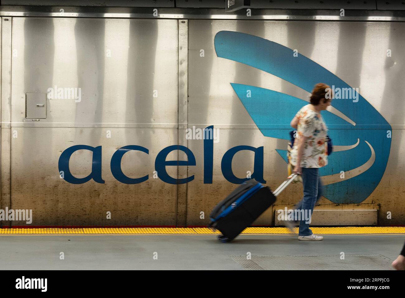 New York New York USA 4th Sep 2023 Passengers Board An Amtrak new-york-new-york-usa-4th-sep-2023-passengers-board-an-amtrak