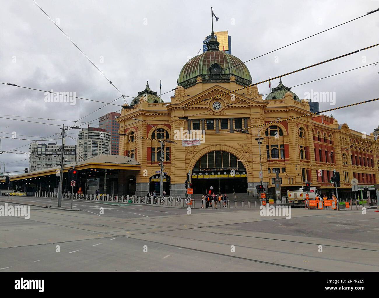 200325 -- MELBOURNE, March 25, 2020 Xinhua -- Mobile photo shows few people standing in front of the Flinders Street Station in Melbourne, Australia, March 25, 2020. As of 3:00 p.m. local time Wednesday, there are 2,423 confirmed cases of COVID-19 in Australia, according to the country s Health Department. Photo by Gui Qing/Xinhua AUSTRALIA-MELBOURNE-COVID-19 PUBLICATIONxNOTxINxCHN Stock Photo
