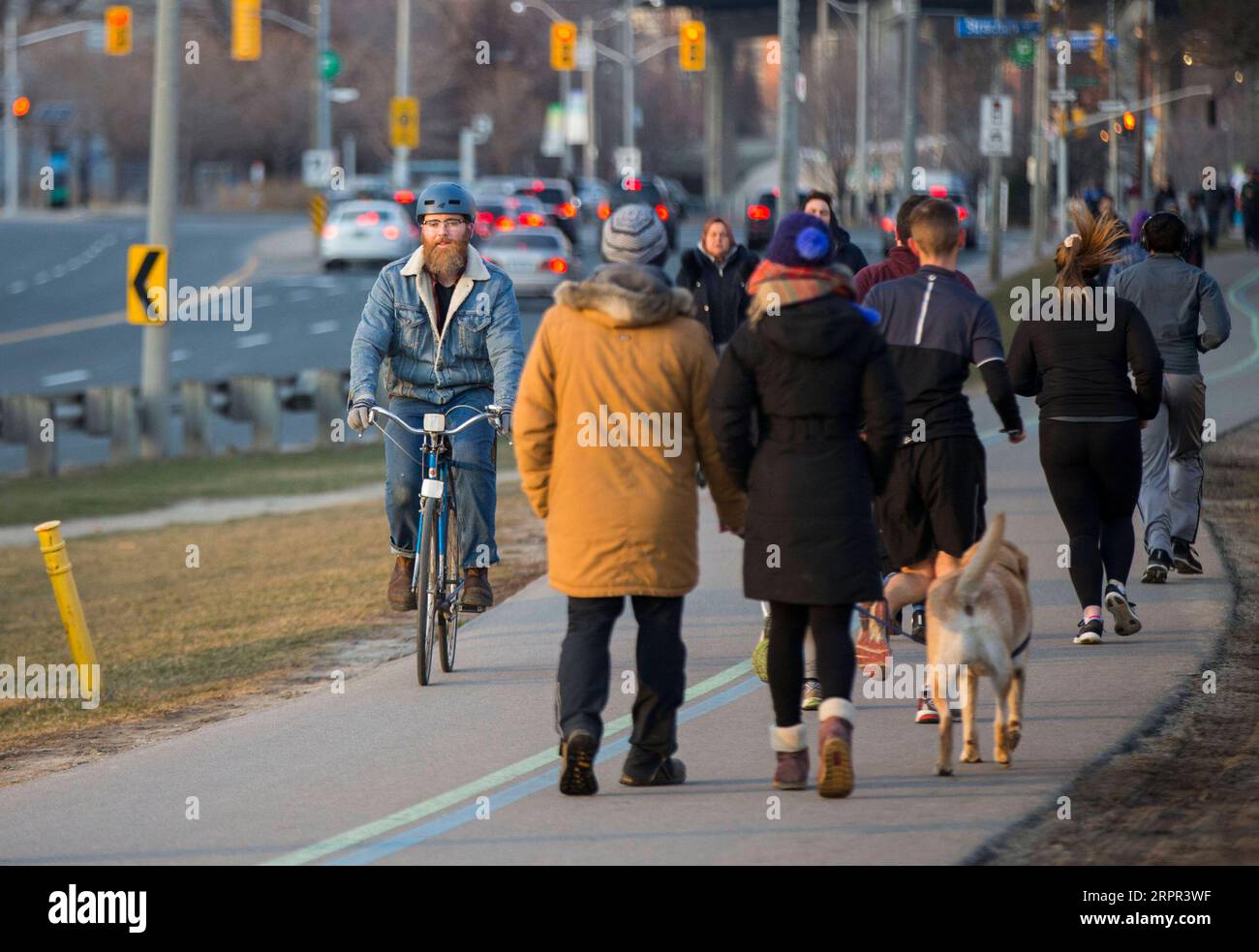 200326 -- TORONTO, March 26, 2020 -- People walk and cycle along a trail at Toronto Inukshuk Park in Toronto, Canada, March 25, 2020. As of 13:30 p.m. Canada s Eastern Time Wednesday, there were more than 3,000 confirmed COVID-19 cases and 30 deaths in Canada. Photo by /Xinhua CANADA-TORONTO-COVID-19-MEASURES ZouxZheng PUBLICATIONxNOTxINxCHN Stock Photo