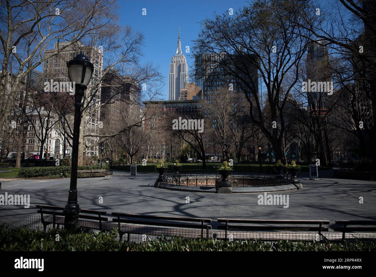 200327 -- NEW YORK, March 27, 2020 -- Madison Square Park is seen empty in New York, the United States, March 26, 2020. The United States reported 82,404 confirmed COVID-19 cases as of 6 p.m. U.S. Eastern Time on Thursday 2200 GMT, according to the Center for Systems Science and Engineering CSSE at Johns Hopkins University. The United States has surpassed China to become the country with most COVID-19 cases in the world, according to the CSSE. Photo by Michael Nagle/Xinhua U.S.-NEW YORK-COVID-19-CASES MxIchaelNagle/wangying PUBLICATIONxNOTxINxCHN Stock Photo