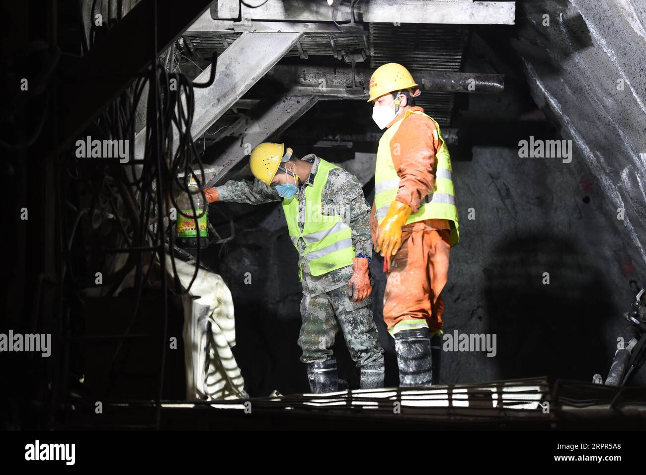 200327 -- SUNAN, March 27, 2020 -- Workers work at the construction site of Dongshan Tunnel on the No. 213 National Highway in Sunan Yugur Autonomous County, northwest China s Gansu Province, March 26, 2020. The construction of Dongshan Tunnel has fully resumed with strict measures to prevent the COVID-19 epidemic. With a total length of 3,639 meters and an average altitude of 3,850 meters, Dongshan Tunnel connects Qinghai and Gansu provinces along the No. 213 National Highway.  CHINA-GANSU-TUNNEL-CONSTRUCTION-RESUMPTION FanxPeishen PUBLICATIONxNOTxINxCHN Stock Photo