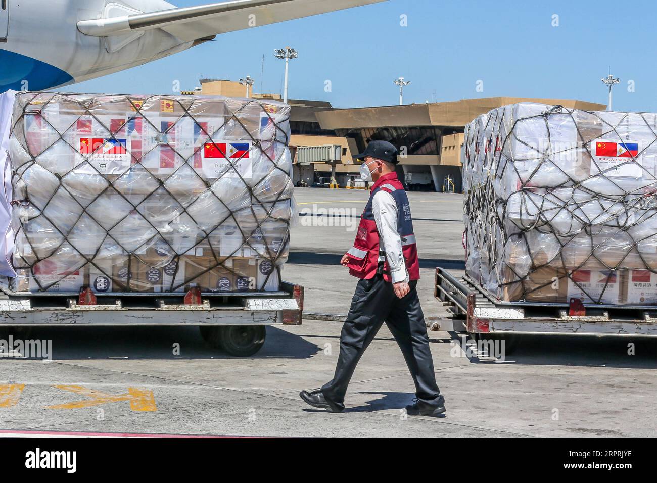 200405 MANILA, April 5, 2020 A member of the Chinese medical