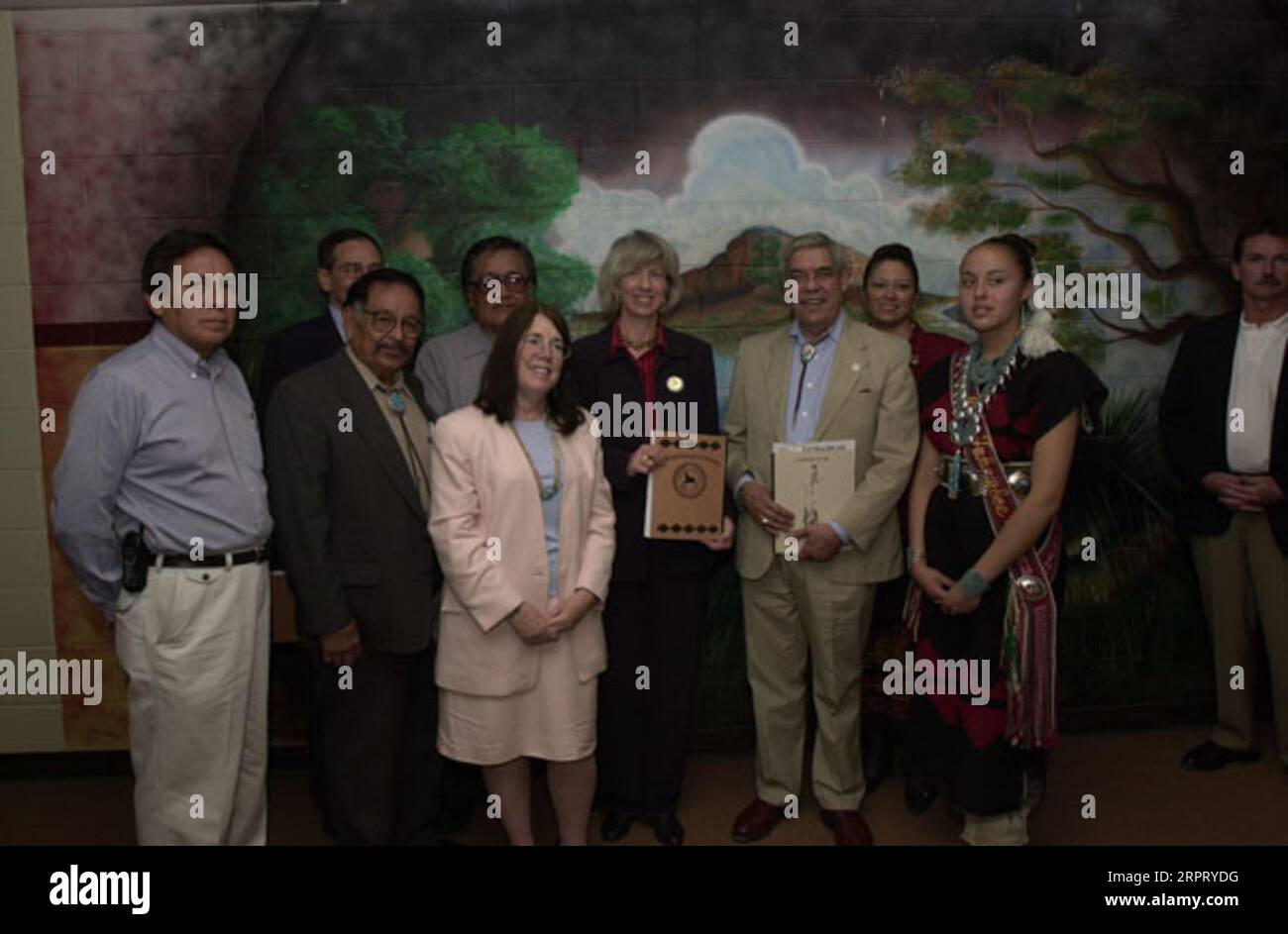 Secretary Gale Norton, center, and Assistant Secretary for Indian Affairs Neal McCaleb, to her right, holding copies of Navajo history publications during visit to the To Hajiilee-He Community School, an Eastern Navajo Agency-operated school in Canoncito, New Mexico. Visit highlighted federal support for American Indian schools Stock Photo