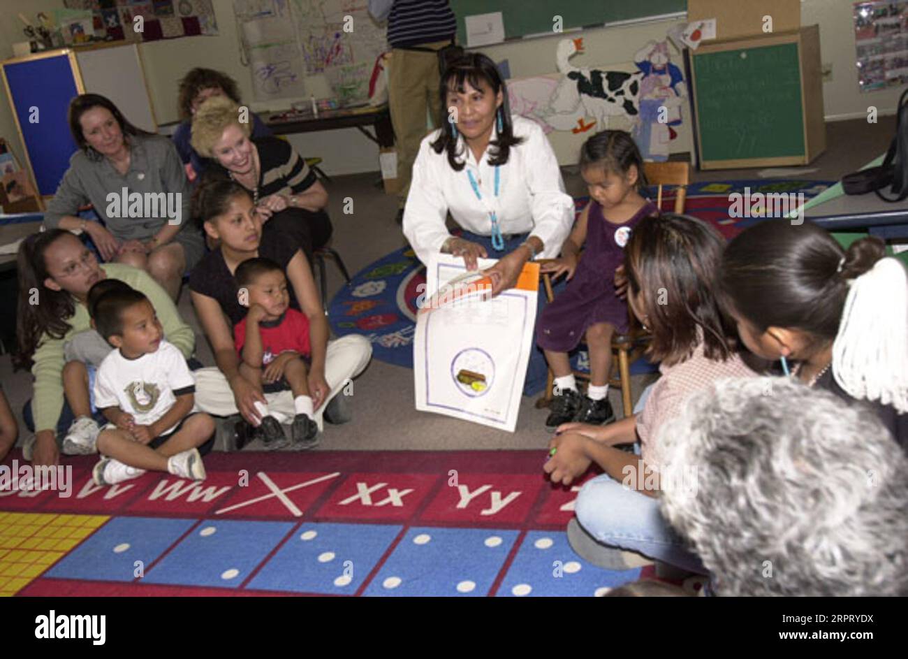 Classroom activities viewed by Secretary Gale Norton during visit to To Hajiilee-He Community School, an Eastern Navajo Agency-operated school in Canoncito, New Mexico. Visit highlighted federal support for American Indian schools, and such initiatives as the Family and Child Education Program Stock Photo