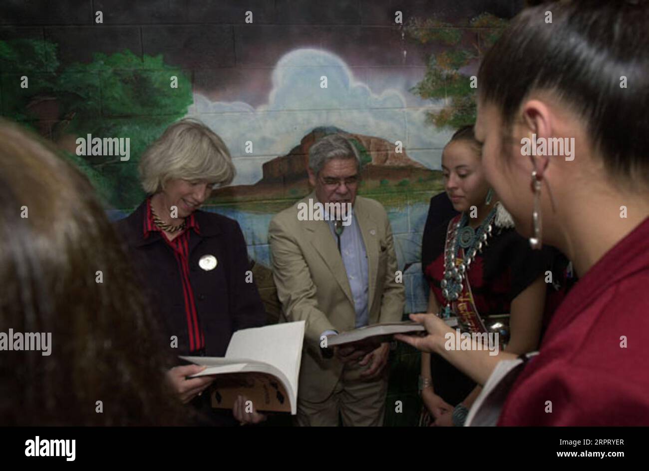 Secretary Gale Norton, left, and Assistant Secretary for Indian Affairs Neal McCaleb, center, holding copies of Navajo history publications during visit to the To Hajiilee-He Community School, an Eastern Navajo Agency-operated school in Canoncito, New Mexico. Visit highlighted federal support for AmericanIndian schools Stock Photo