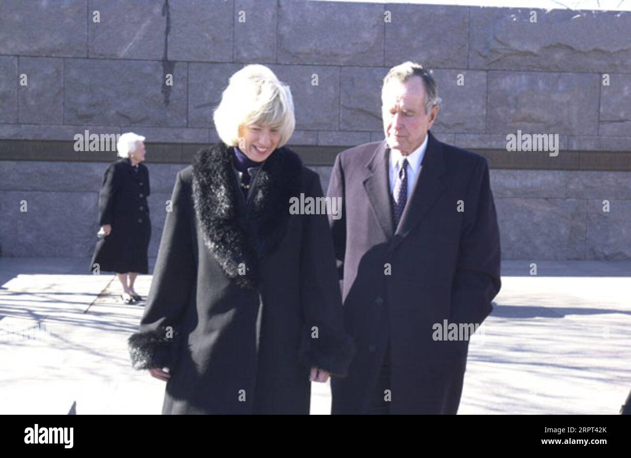 Secretary Gale Norton, left, with former President George H.W. Bush after inspecting statue of Franklin Delano Roosevelt in wheelchair, during visit to the Franklin Delano Roosevelt Memorial, Washington, D.C., for ceremonial unveiling of dedication panel for the statue Stock Photo