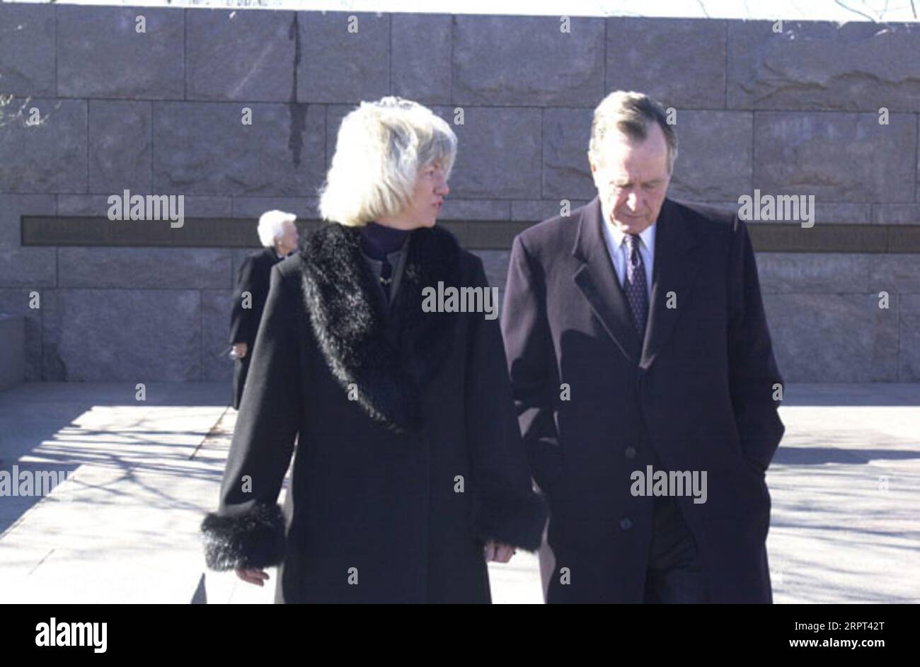 Secretary Gale Norton, left, with former President George H.W. Bush after inspecting statue of Franklin Delano Roosevelt in wheelchair, during visit to the Franklin Delano Roosevelt Memorial, Washington, D.C., for ceremonial unveiling of dedication panel for the statue Stock Photo