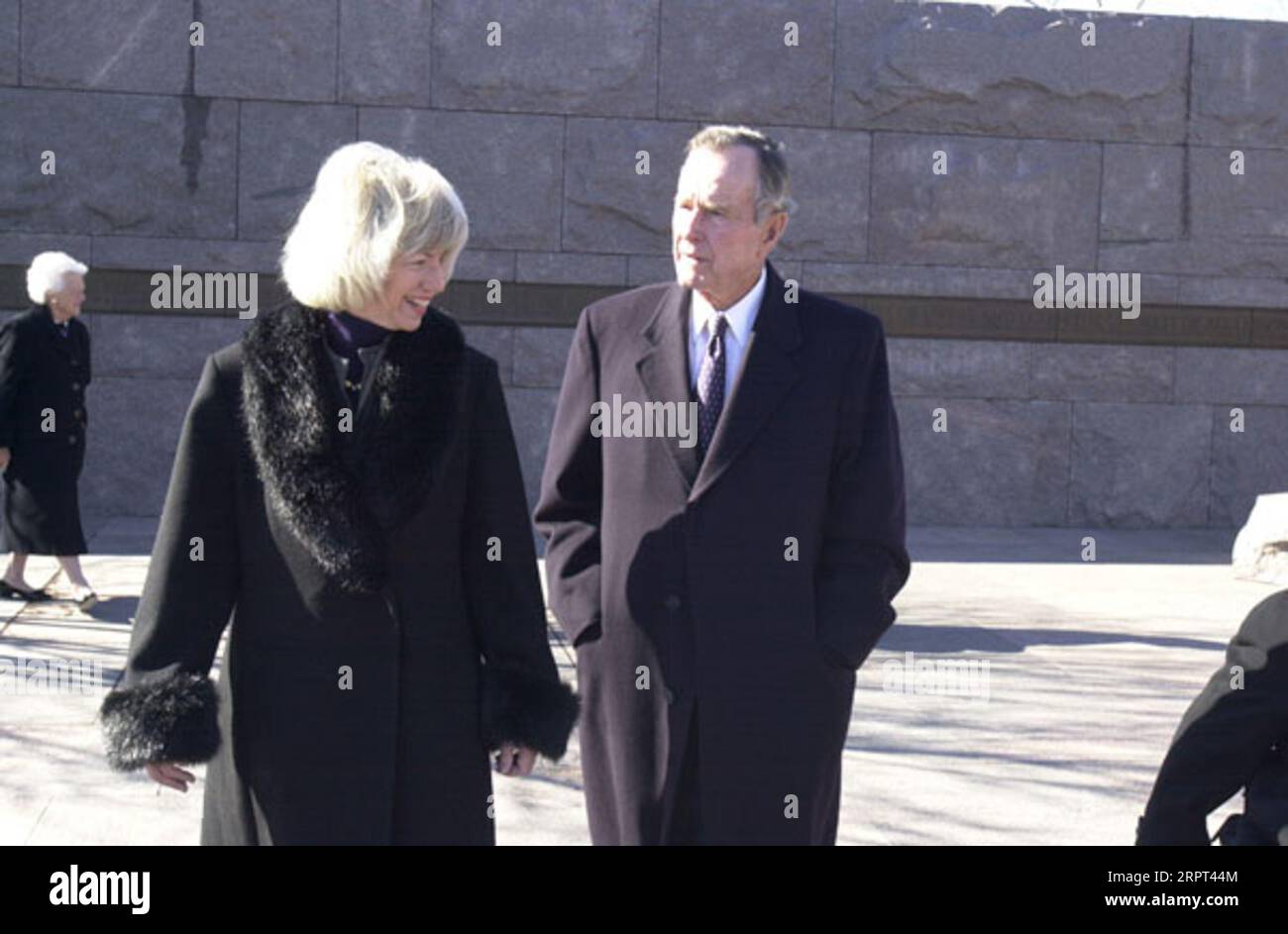 Secretary Gale Norton, left, with former President George H.W. Bush after inspecting statue of Franklin Delano Roosevelt in wheelchair, during visit to the Franklin Delano Roosevelt Memorial, Washington, D.C., for ceremonial unveiling of dedication panel for the statue Stock Photo