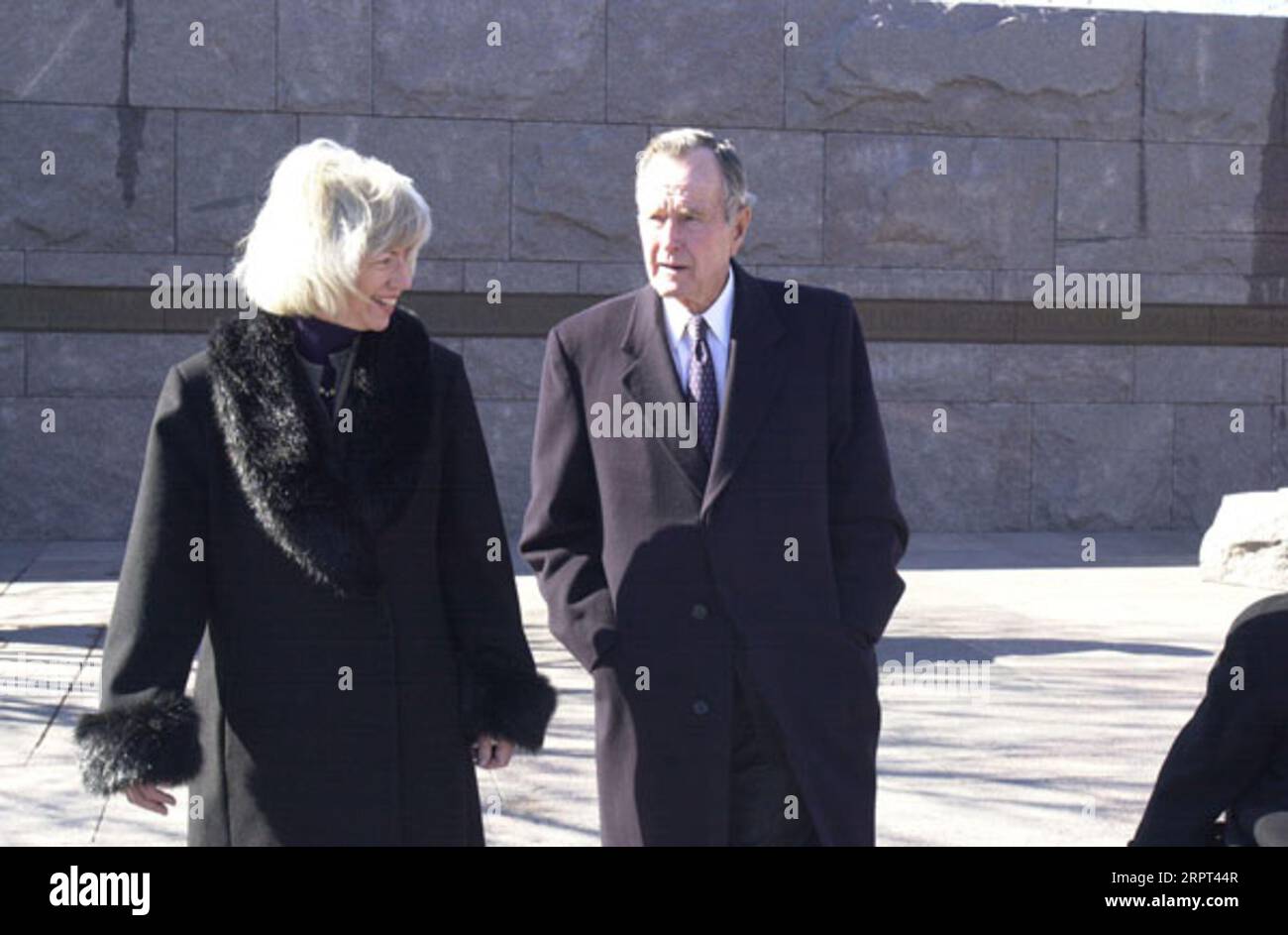 Secretary Gale Norton, left, with former President George H.W. Bush after inspecting statue of Franklin Delano Roosevelt in wheelchair, during visit to the Franklin Delano Roosevelt Memorial, Washington, D.C., for ceremonial unveiling of dedication panel for the statue Stock Photo