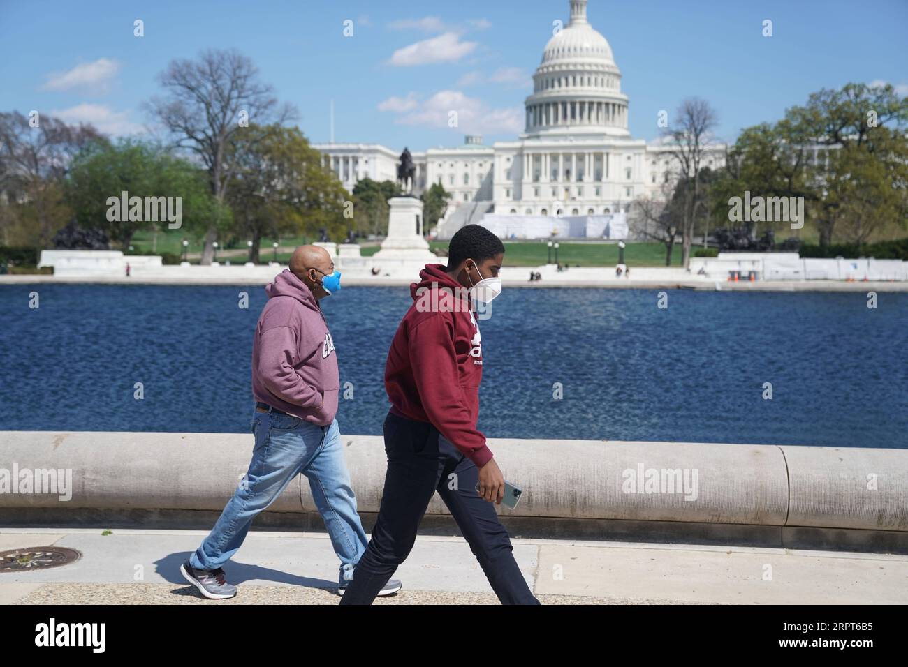 200411 -- WASHINGTON, April 11, 2020 -- People wearing masks take a walk near the U.S. Capitol building in Washington D.C., the United States, April 11, 2020. The total number of deaths due to COVID-19 in the United States topped 20,000 Saturday afternoon, according to data compiled by the Center for Systems Science and Engineering CSSE at Johns Hopkins University.  U.S.-WASHINGTON D.C.-COVID-19-DEATH TOLL LiuxJie PUBLICATIONxNOTxINxCHN Stock Photo