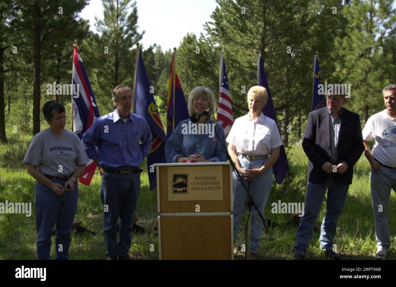Arizona Governor Janet Napolitano, Idaho Governor Dirk Kempthorne, Secretary Gale Norton, Montana Governor Judy Martz, Wyoming Governor Dave Freudenthal, and Forest Service Chief Dale Bosworth, left to right, during the Western Governors' Association Forest Health Summit in Missoula, Montana Stock Photo