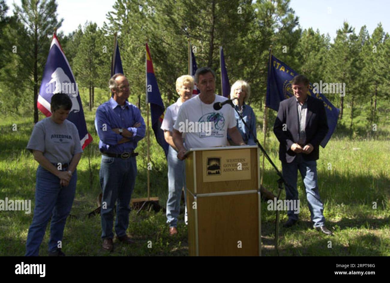 Speech by Forest Service Chief Dale Bosworth, with Arizona Governor Janet Napolitano, Idaho Governor Dirk Kempthorne, Montana Governor Judy Martz, Secretary Gale Norton, Wyoming Governor Dave Freudenthal behind, left to right, at Western Governors' Association Forest Summit, Missoula, Montana Stock Photo