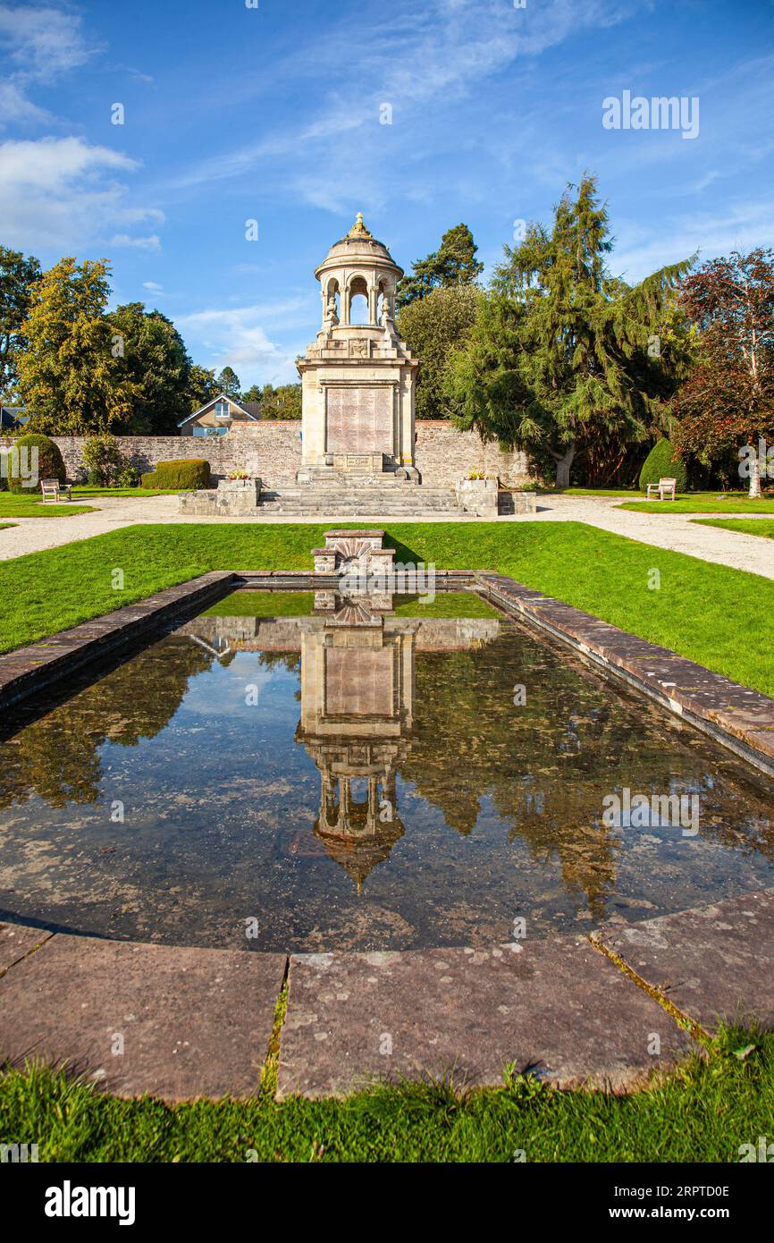 War Memorial for the fallen of Helensburgh in World War 1  and reflecting pond (1922, Alexander Nisbet Paterson) in the walled garden in the town's He Stock Photo