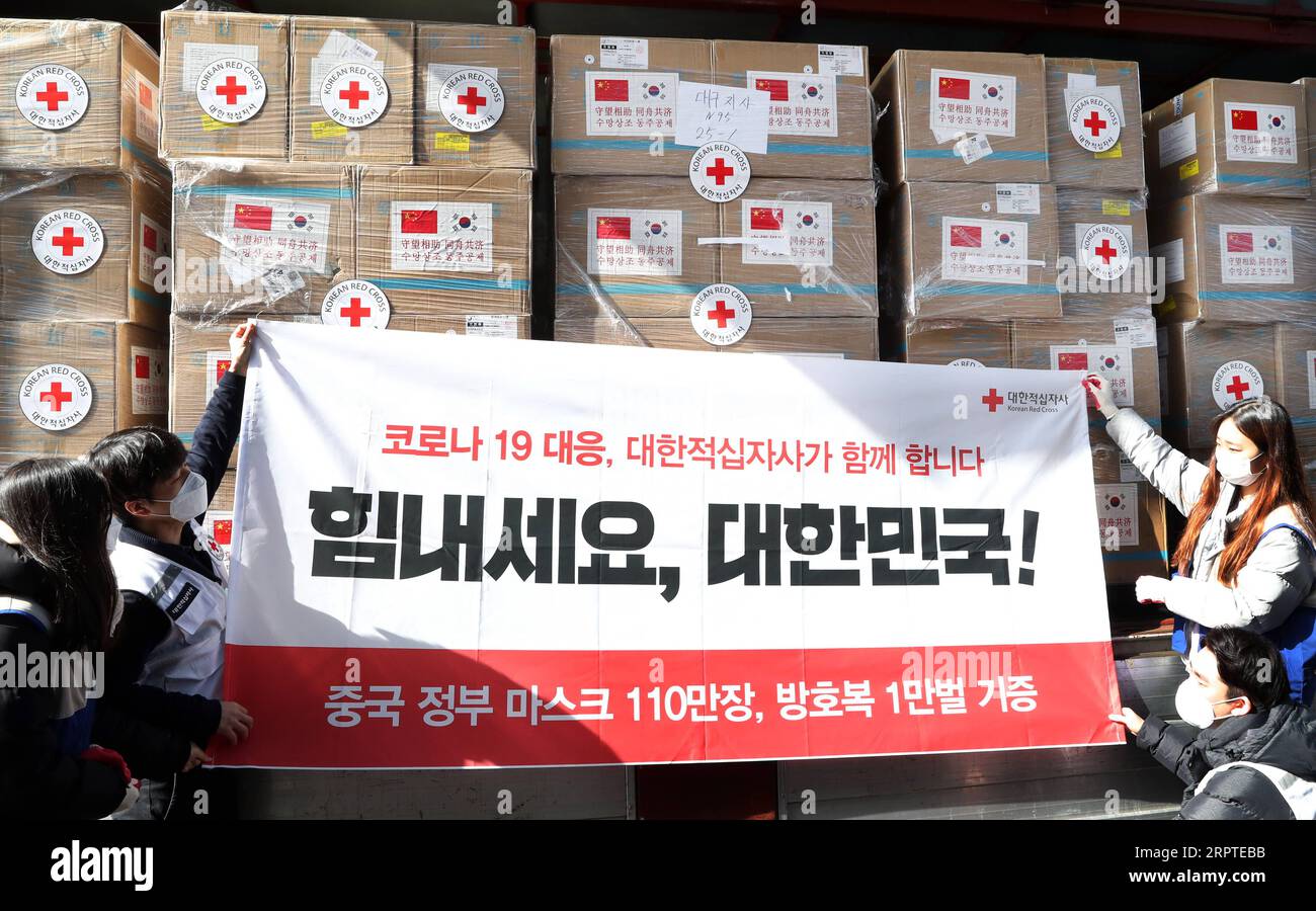 200414 -- BEIJING, April 14, 2020 Xinhua -- Staff members of Red Cross Society of South Korea present a banner with supportive message after loading Chinese medical supplies on a vehicle in Inchon, South Korea, March 20, 2020. TO GO WITH XINHUA HEADLINES OF APRIL 14, 2020. NEWSIS/Handout via Xinhua ASEAN PLUS THREE COUNTRIES-SPECIAL SUMMIT-COVID-19-COOPERATION PUBLICATIONxNOTxINxCHN Stock Photo