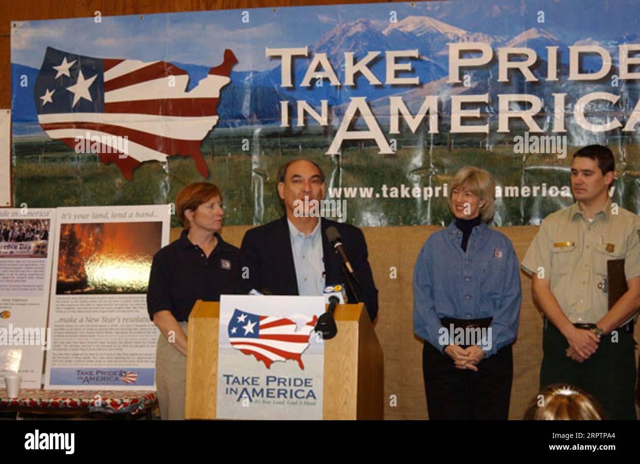 American Recreation Coalition President Derrick Crandall speaking during event, at Rosemont Pavilion, Pasadena, California, highlighting the Take Pride in America-promoted volunteer commitment to cleanup of California lands devastated by 2003 forest fires. Secretary Gale Norton and Take Pride in America Director Martha Allbright rode horseback in New Year's Day Tournament of Roses Parade Stock Photo