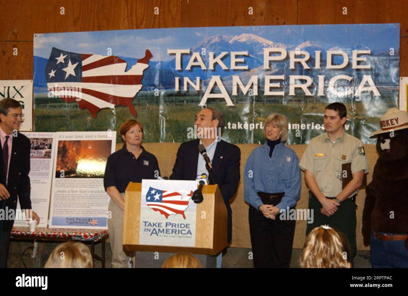 American Recreation Coalition President Derrick Crandall speaking during event, at Rosemont Pavilion, Pasadena, California, highlighting the Take Pride in America-promoted volunteer commitment to cleanup of California lands devastated by 2003 forest fires. Secretary Gale Norton and Take Pride in America Director Martha Allbright rode horseback in New Year's Day Tournament of Roses Parade Stock Photo