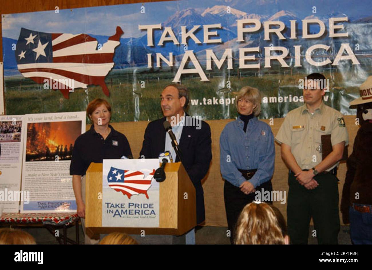 American Recreation Coalition President Derrick Crandall speaking during event, at Rosemont Pavilion, Pasadena, California, highlighting the Take Pride in America-promoted volunteer commitment to cleanup of California lands devastated by 2003 forest fires. Secretary Gale Norton and Take Pride in America Director Martha Allbright rode horseback in New Year's Day Tournament of Roses Parade Stock Photo