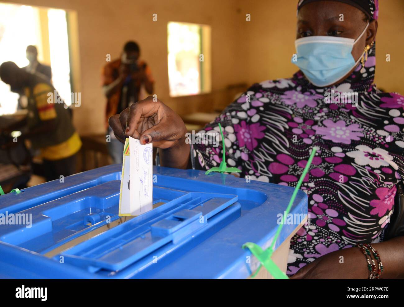 200419 -- BAMAKO, April 19, 2020 Xinhua -- A voter casts her ballot at a polling station in Bamako, Mali on April 19, 2020. The second round of legislative elections kicked off this Sunday at 8 a.m. GMT for Malian voters to choose the remaining 125 of the 147 deputies for Mali s National Assembly. Photo by Habib Kouyate/Xinhua MALI-BAMAKO-LEGISLATIVE ELECTIONS-SECOND ROUND PUBLICATIONxNOTxINxCHN Stock Photo