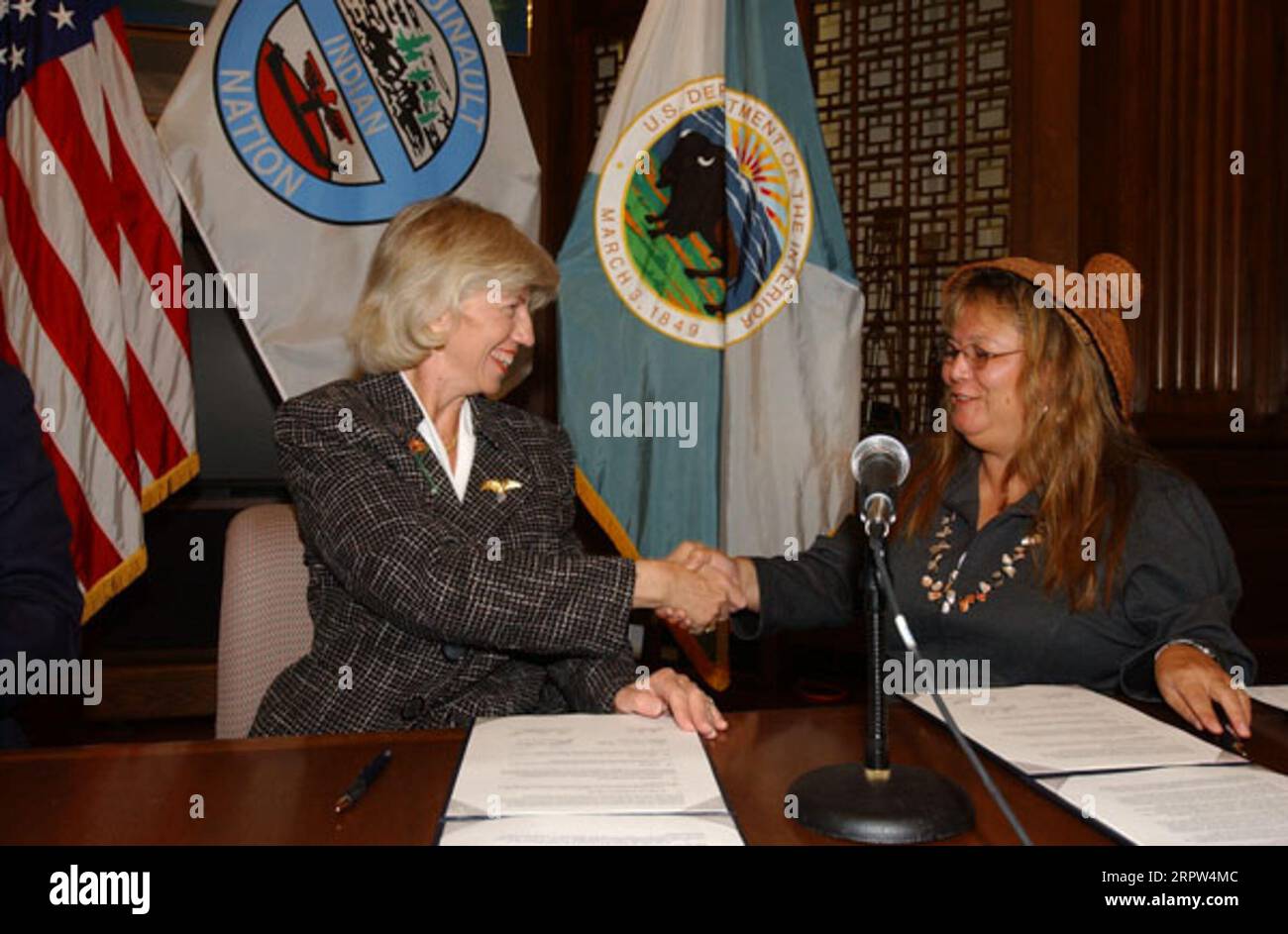 Secretary Gale Norton with the President of the Quinault Indian Nation, Pearl Capoeman-Baller, left to right, at Department of Interior headquarters signing event for agreement protecting forest habitat of marbled murrelet and other species on Quinault Reservation land in Washington state Stock Photo