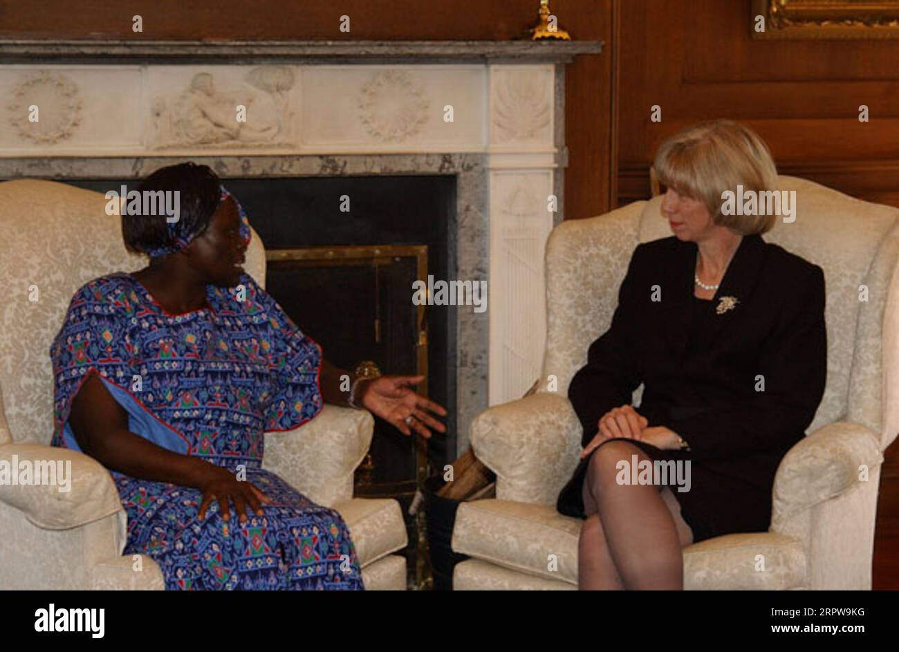 Secretary Gale Norton meeting with Kenya's Assistant Minister of Environment and Natural Resources, and Nobel Peace laureate, Wangari Maathai, left, during visit of Kenya delegation to Department of Interior headquarters, Washington, D.C. Stock Photo