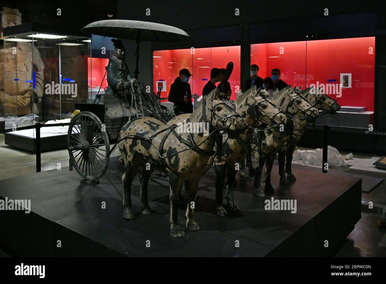 News Bilder des Tages 200424 -- JINAN, April 24, 2020 -- Staff members work at the Shandong Museum in Jinan, east China s Shandong Province, April 24, 2020. An exhibition featuring terracotta warriors and over 140 other relics will be held at the museum soon.  CHINA-SHANDONG-JINAN-TERRACOTTA WARRIOR-EXHIBITION CN ZhuxZheng PUBLICATIONxNOTxINxCHN Stock Photo