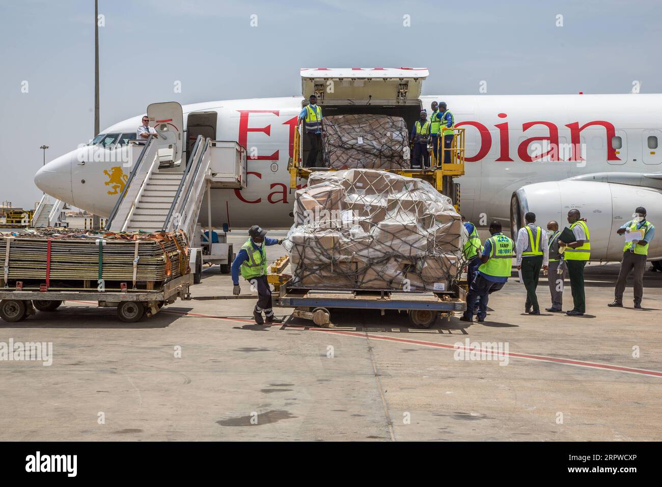 200425 -- NAIROBI, April 25, 2020 -- Staff unload donations from Jack Ma Foundation and Alibaba Foundation at the Blaise Diagne International Airport in Dakar, Senegal, March 28, 2020. TO GO WITH XINHUA HEADLINES OF APRIL 25, 2020. Photo by /Xinhua CHINA-AFRICA-COVID-19 CONTROL-COOPERATION EddyxPeters PUBLICATIONxNOTxINxCHN Stock Photo