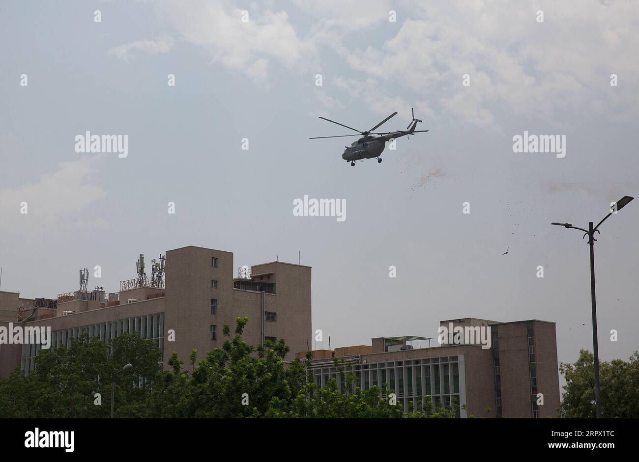 200503 -- NEW DELHI, May 3, 2020 Xinhua -- An Indian Air Force helicopter showers flower petals at the All India Institute of Medical Sciences AIIMS to pay tribute to doctors, nurses and police personnel who battle against COVID-19 pandemic in New Delhi, India, May 3, 2020. Photo by Javed Dar/Xinhua INDIA-NEW DELHI-COVID-19-TRIBUTE PUBLICATIONxNOTxINxCHN Stock Photo