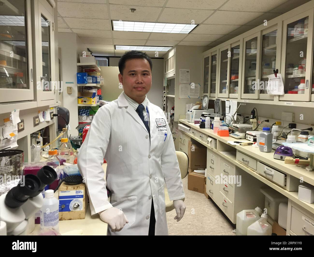 Dr. Phan Minh Liem, a Vietnam Education Foundation (VEF) Cohort 2005, in MD Anderson Cancer Center. Records of Scholarship and Fellowship Granting Foundations, Agency Officials and Events. Stock Photo