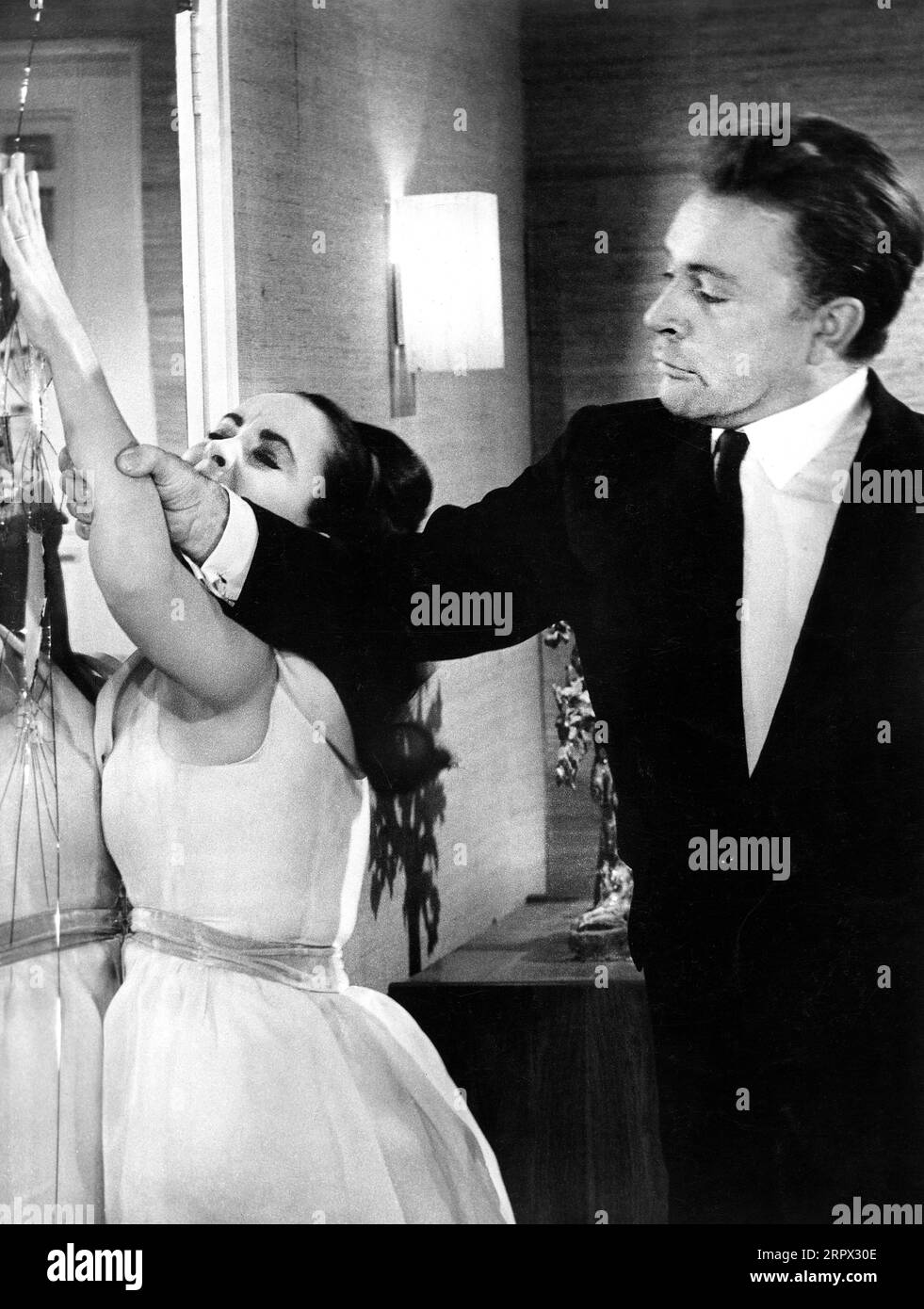 Elizabeth Taylor, Richard Burton, on-set of the British film, 'The V.I.P.s', MGM, 1963 Stock Photo