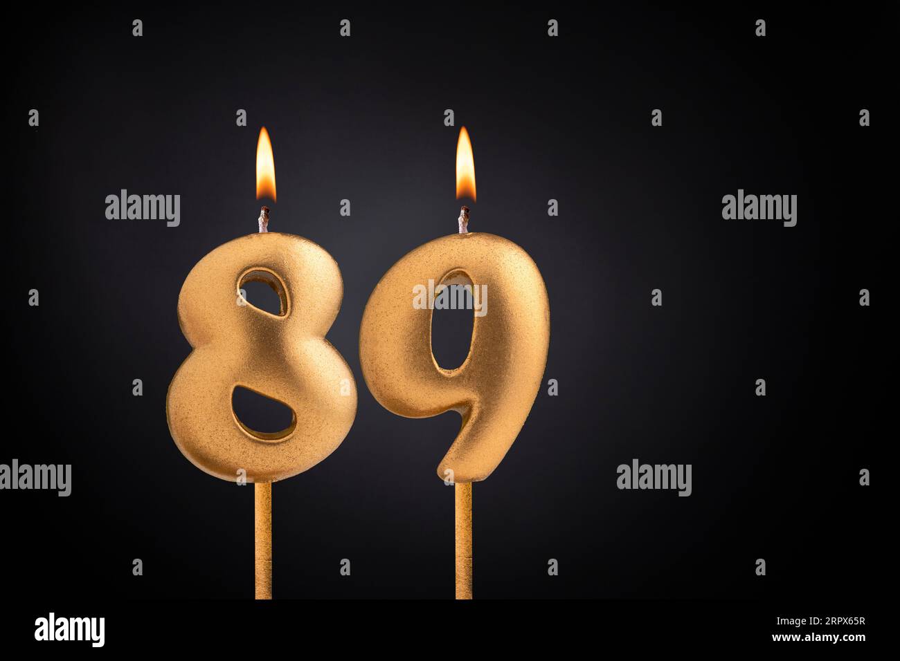 Feliz Cumpleanos 39 - Greeting card. Candle lit in the form of a number  being lit by reflectors in a room with balloons floating with streamers  Stock Vector Image & Art - Alamy
