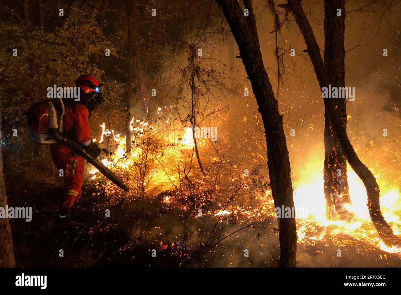 200510 -- ANNING, May 10, 2020 Xinhua -- A firefighter tries to put out a fire at Shuangmei Village in Anning City, southwest China s Yunnan Province, May 10, 2020. More than 1,300 firefighters were battling the fire breaking out Saturday afternoon. Xinhua CHINA-YUNNAN-ANNING-FOREST FIRE CN PUBLICATIONxNOTxINxCHN Stock Photo