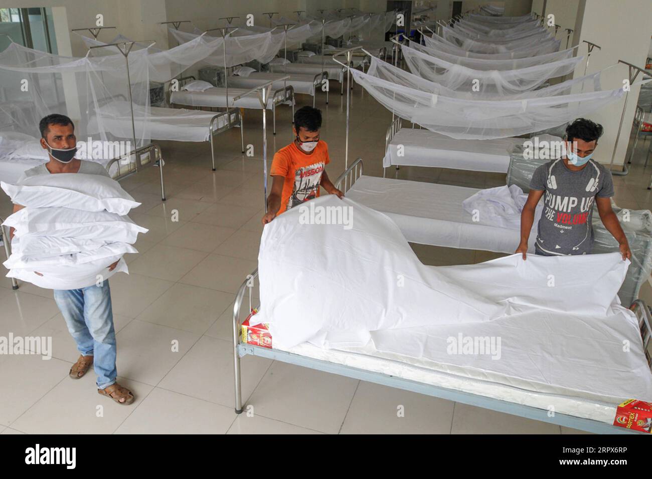 200510 -- DHAKA, May 10, 2020 Xinhua -- Workers prepare beds inside a quarantine facility in Dhaka, Bangladesh on May 10, 2020. The number of new COVID-19 infections in Bangladesh rose by 887 on Sunday, the highest daily increase since March 8. Str/Xinhua BANGLADESH-DHAKA-MAKESHIFT-QUARANTINE-FACILITIES PUBLICATIONxNOTxINxCHN Stock Photo