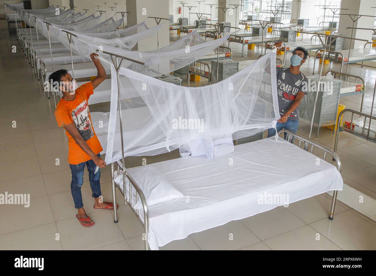 200510 -- DHAKA, May 10, 2020 Xinhua -- Workers prepare beds inside a quarantine facility in Dhaka, Bangladesh on May 10, 2020. The number of new COVID-19 infections in Bangladesh rose by 887 on Sunday, the highest daily increase since March 8. Str/Xinhua BANGLADESH-DHAKA-MAKESHIFT-QUARANTINE-FACILITIES PUBLICATIONxNOTxINxCHN Stock Photo