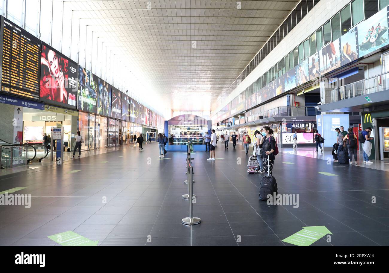 200603 ROME, June 3, 2020 Passengers wearing face masks check