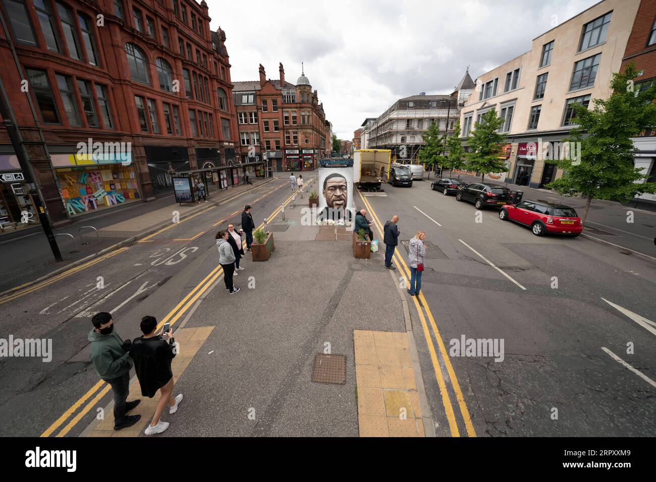 200605 -- MANCHESTER, June 5, 2020 -- People are seen by a mural of George Floyd, who was suffocated to death while under police custody in the mid-western U.S. state of Minnesota last week, in central Manchester, Britain, on June 4, 2020. Photo by /Xinhua BRITAIN-MANCHESTER-GEORGE FLOYD-MURAL JonxSuper PUBLICATIONxNOTxINxCHN Stock Photo