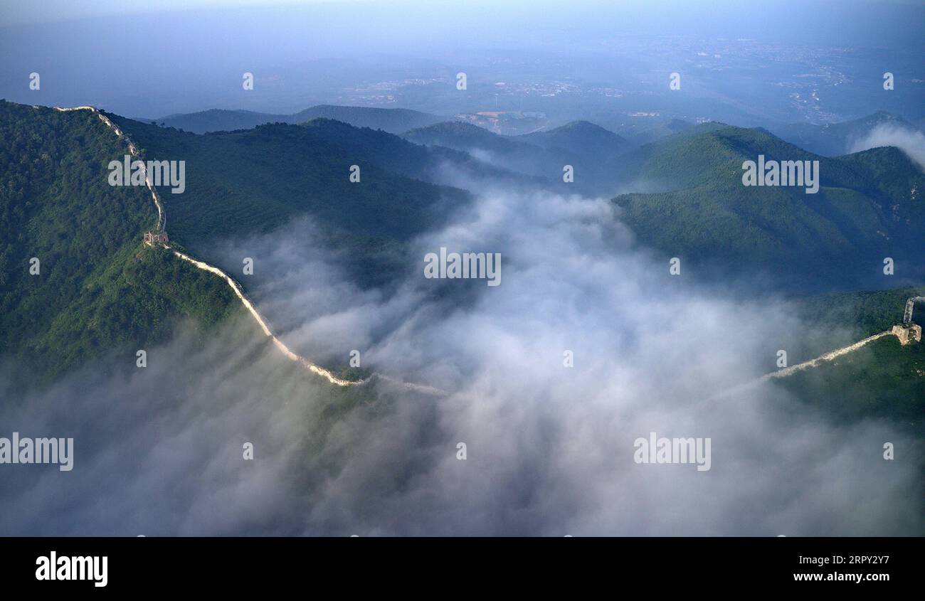 200611 -- TANGSHAN, June 11, 2020 Xinhua -- Aerial photo taken on June 11, 2020 shows sea of clouds at the Lengkou Great Wall in Qian an City, north China s Hebei Province. Xinhua/Mu Yu CHINA-HEBEI-TANGSHAN-THE GREAT WALL-SCENERYCN PUBLICATIONxNOTxINxCHN Stock Photo