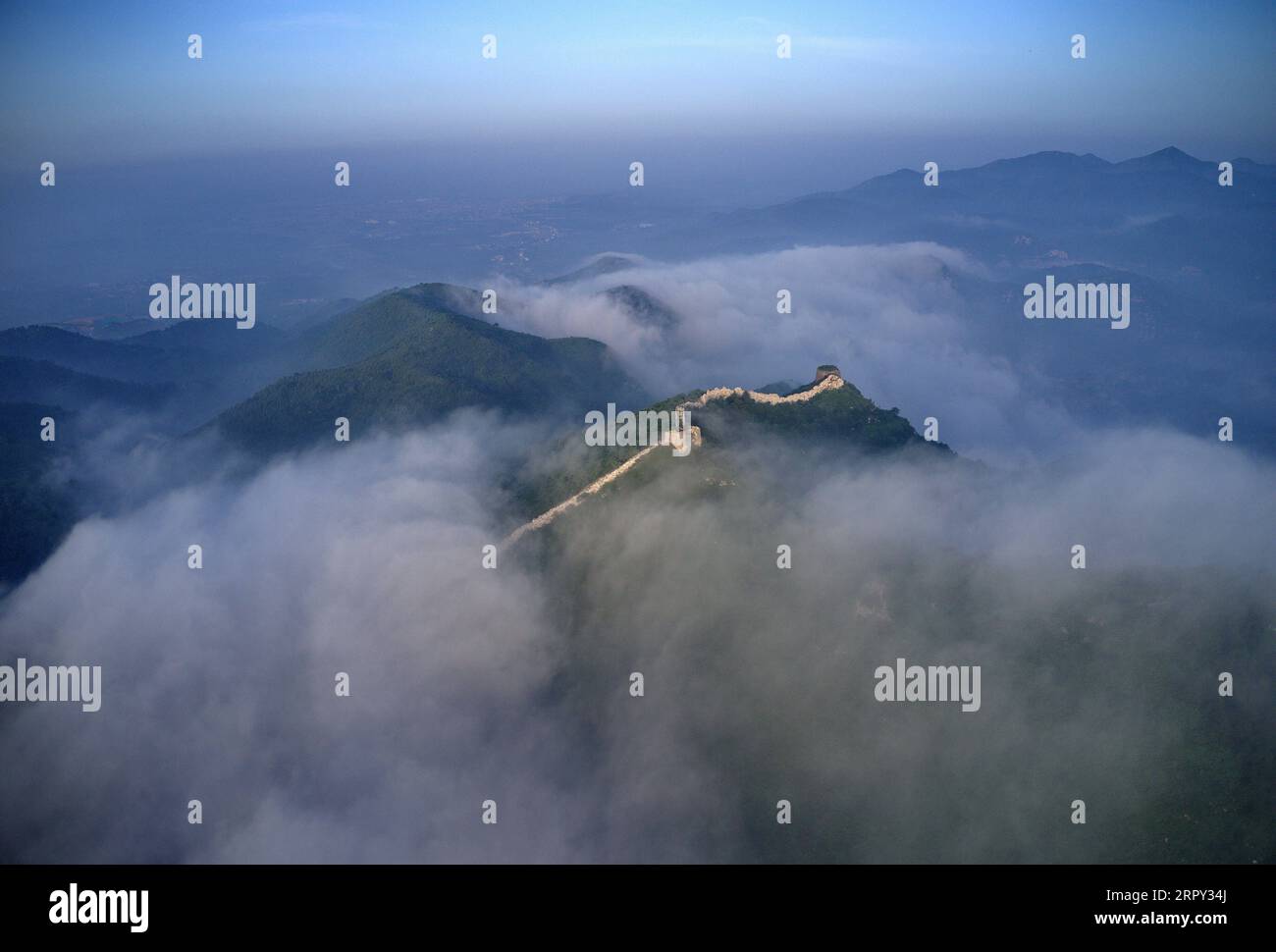 200612 -- BEIJING, June 12, 2020 -- Aerial photo taken on June 11, 2020 shows sea of clouds at the Lengkou Great Wall in Qian an City, north China s Hebei Province.  XINHUA PHOTOS OF THE DAY MuxYu PUBLICATIONxNOTxINxCHN Stock Photo