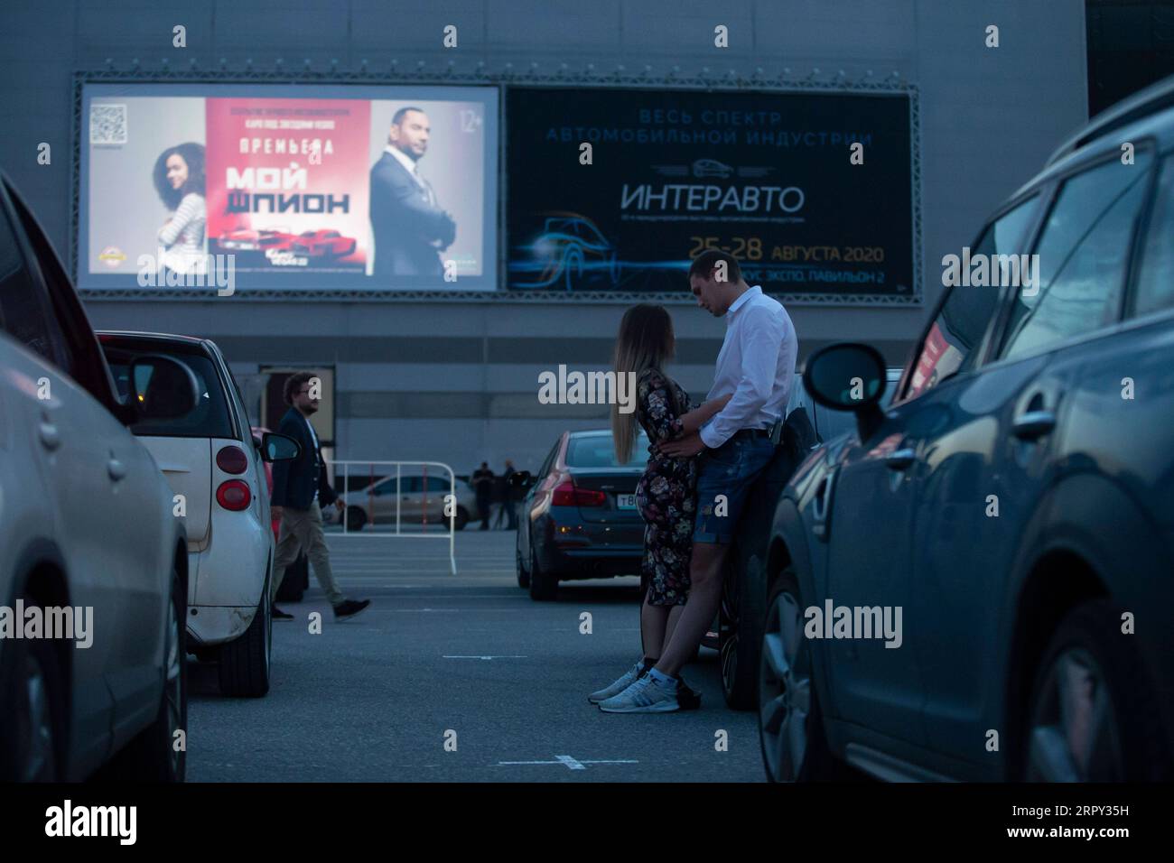 200612 -- MOSCOW, June 12, 2020 Xinhua -- A couple embrace near their cars before watching a movie at a new drive-in cinema at a mall outside Moscow, Russia, on June 11, 2020. Photo by Alexander Zemlianichenko Jr/Xinhua RUSSIA-MOSCOW-DRIVE-IN CINEMA PUBLICATIONxNOTxINxCHN Stock Photo