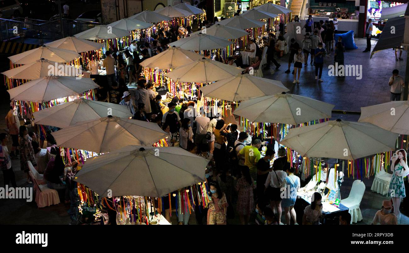 200612 -- BEIJING, June 12, 2020 -- Photo taken on June 4, 2020 shows a view of a night market in Chengdu, southwest China s Sichuan Province.  Xinhua Headlines: Night markets inject new impetus for China s recovering economy LixMengxin PUBLICATIONxNOTxINxCHN Stock Photo