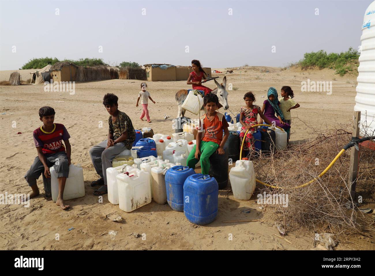 200612 -- HAJJAH, June 12, 2020 Xinhua -- Children wait to fill containers with water from a tank in Midi District of Hajjah Province, Yemen, on June 12, 2020. Yemen is facing a severe water crisis. Photo by Mohammed ALwafi/Xinhua YEMEN-HAJJAH-WATER SHORTAGE PUBLICATIONxNOTxINxCHN Stock Photo