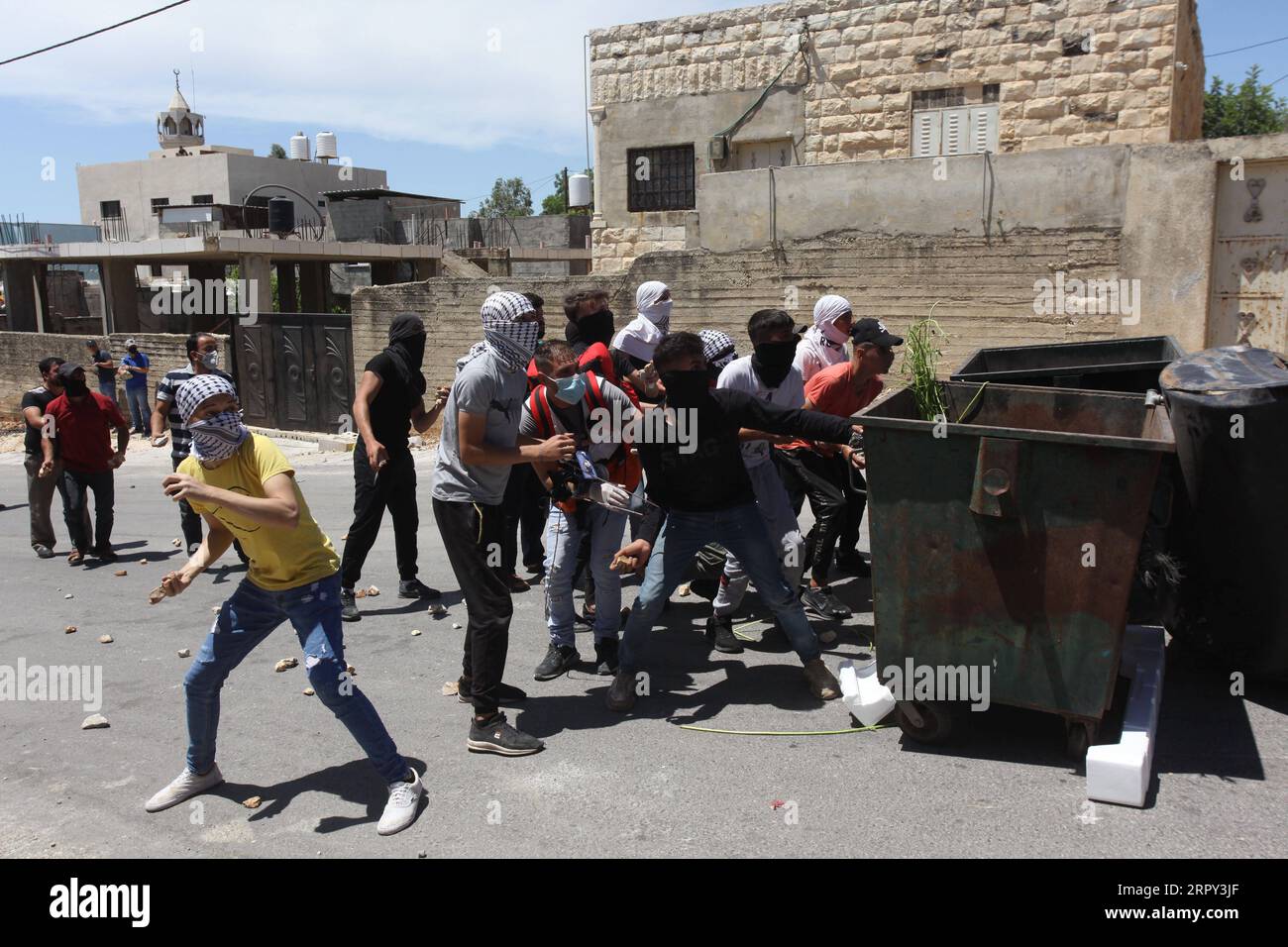 200612 -- NABLUS, June 12, 2020 Xinhua -- Palestinian protesters hurl stones at Israeli soldiers during clashes after a protest against the expansion of Jewish settlements in Kufr Qadoom village near the West Bank city of Nablus, June 12, 2020. Photo by Nidal Eshtayeh/Xinhua MIDEAST-NABLUS-CLASHES PUBLICATIONxNOTxINxCHN Stock Photo